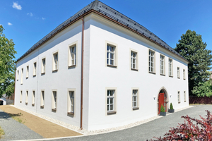  Auf die Außenwände des „Neuen Schlosses“ in Waldthurn wurde die Spritzdämmung „maxit ecosphere“ aufgebracht, vor dem Finish mit „maxit Solarfarbe“ 