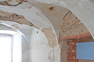  Größere Ausbrüche von Mauerstücken konnten innen mit dem Trasskalkmauermörtel „maxit mur 956“ wieder eingesetzt werden. Der Altputz blieb teilweise erhalten 