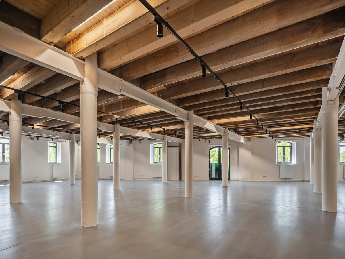 Sowohl Stahlstützen als auch Holzdecken der alten Struktur konnten erhalten werden und mit ihnen der industrielle Charakter