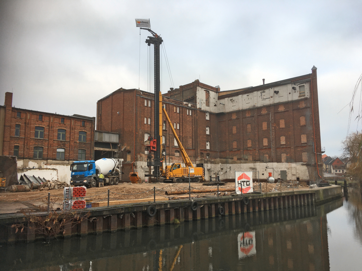 Beginn der Bauarbeiten vom Wasser aus gesehen
