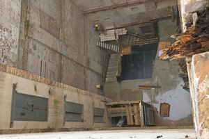  Über alle Geschosse wurde das Bestandsgebäude auf einer Grundfläche von 7 x 7 m für das neue Treppenhaus entkernt 
