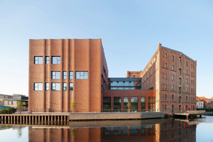  Vom Wasser aus ist der Neubau-Würfel für das Theater mit seiner gewellten Fassade neben dem Bestand besonders gut zu sehen 