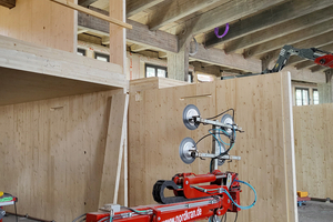  Die Wände wurden mit einem Saugnapfroboter unter die von einem Hubtisch auf Rollen gehaltene Abschlussdecke gestellt 