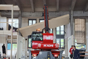  Die Zimmerleute brachten die Holzelemente mit einem langarmigen Teleskopstabler in die Hallen 