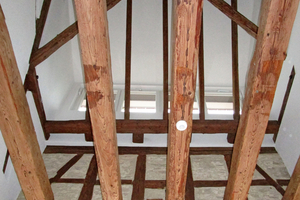  Blick im Lichthof nach oben in die Gaube. Hier bleibt die Höhe des historischen Gebäudes erlebbar 