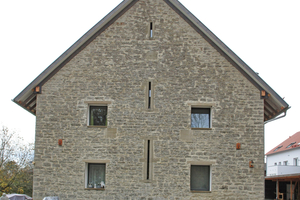  Der Giebel nach dem Umbau mit Lüftungsschlitzen und neuen Fenstern 