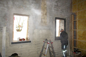  Die Fenster wurden so montiert, dass der Rahmen mit einer eingenuteten Leiste die Abschlusskante für den Putz bildet 