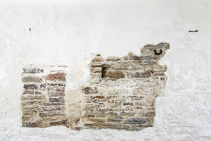  Die bauzeitlichen Putzfragmente sowie schmiedeeiserne Einbauten an der Westwand des Schafstalls wurden konserviert und schonend restauriert 