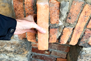  Zur Wiederherstellung und Reparatur der Ziegelgesimse kam Altmaterial aus einer Börse für historische Baustoffe zum Einsatz 