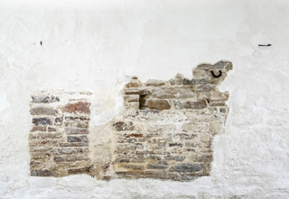 Die bauzeitlichen Putzfragmente sowie schmiedeeiserne Einbauten an der Westwand des Schafstalls wurden konserviert und schonend restauriert