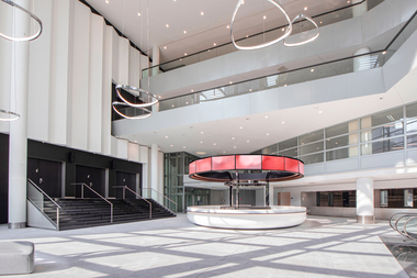 Modern, hell und geradezu futuristisch zeigt sich das neu gestaltete Congress Center der Messe Frankfurt