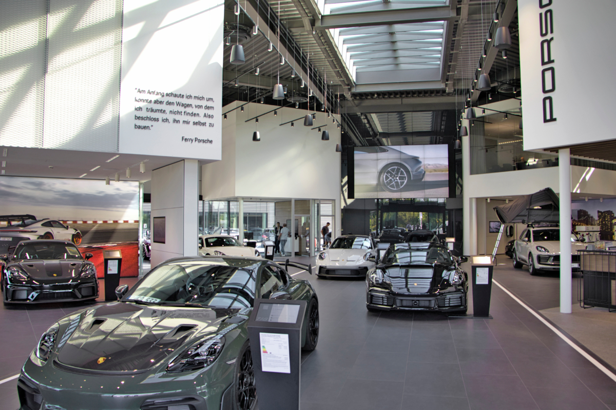 Der Showroom im neuen Porsche-Zentrum der Jepsen Sportwagen GmbH in Regensburg präsentiert sich mit einem Fliesenboden in edlem Anthrazit