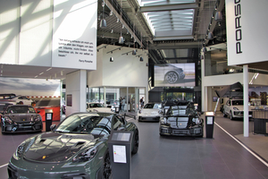  Der Showroom im neuen Porsche-Zentrum der Jepsen Sportwagen GmbH in Regensburg präsentiert sich mit einem Fliesenboden in edlem Anthrazit 