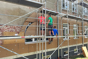  Die komplette Fassade wurde mit 100 mm dicken Holzfaserplatten gedämmt. Patentierte Stelldübel mit integriertem Teller drücken die Dämmplatten in die richtige Position 