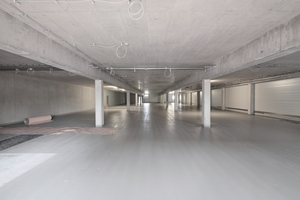  2500 m2 an einem Tag: Mit sechs Handwerkern brachten die Malerbetriebe Hermann Brück eine Schicht des ?Floortec 2K-Epoxi-Siegel 848? in kurzer Zeit auf 