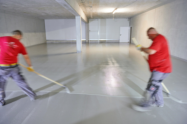 2500 m2 an einem Tag: Mit sechs Handwerkern brachten die Malerbetriebe Hermann Br?ck eine Schicht des ?Floortec 2K-Epoxi-Siegel 848? in kurzer Zeit auf