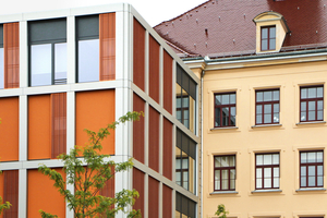  Der Kontrast zwischen dem Bestandsgebäude und dem modernen Neubau zeigt die gelungene Transformation der Quartiersschule in Leipzig   