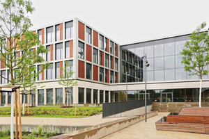  Der Neubau beeindruckt mit zeitgemäßer Architektur und einer attraktiven Lernumgebung für Schüler und Lehrer 