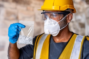  Asbest stellt ein gesundheitliches Risiko für Handwerkerinnen und Handwerker dar. Von Ivario gibt es Schnelltest-Kits 