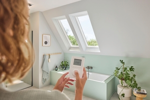  Das Klapp-Schwingfenster „Designo Heat“ lässt sich leicht einbauen 