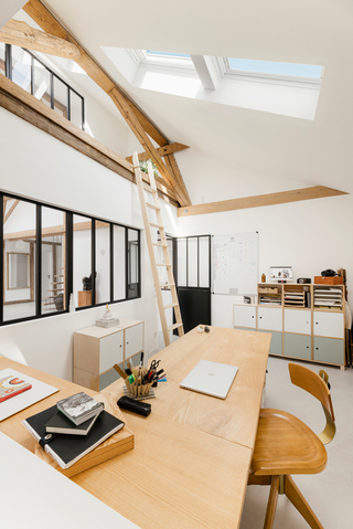 Das an den großen Wohnraum angrenzende Büro von Elke Kronmüller erhält durch die zwei übereinander platzierten Dachfenster der Velux Lichtlösung „Tandem“ reichlich natürliches Licht von oben