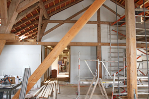  Der Innenausbau besteht zum größten Teil aus Holzständerwänden, teilweise aus Lehmwänden sowie vereinzelt aus gemauerten Ziegelwänden 