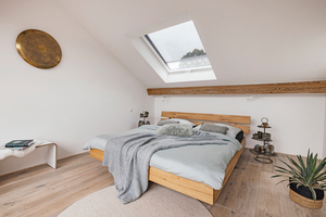  Das Schlafzimmer in der zweiten Ebene ist mit einem großen Klapp-Schwingfenster ausgestattet  