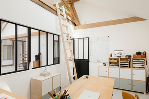  Das an den großen Wohnraum angrenzende Büro von Elke Kronmüller erhält durch die zwei übereinander platzierten Dachfenster der Velux Lichtlösung „Tandem“ reichlich natürliches Licht von oben 