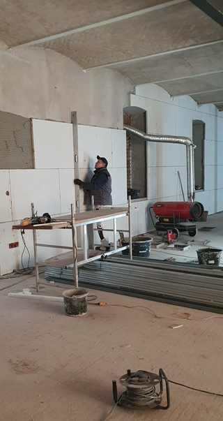 Im barrierefrei ausgebauten ehemaligen Stall wurden rund 240 m2 Wandoberfläche mit den „Erfurt-KlimaTec Innendämm-Platten IP 3500+“ ausgekleidet