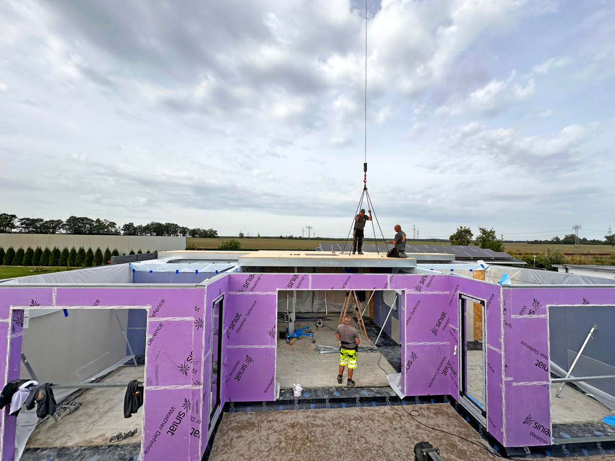 Montage der vorgefertigten Wände auf der Baustelle