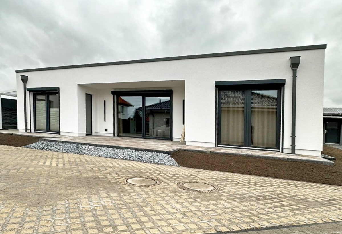 Vorderseite des fertiggestellten Bungalows