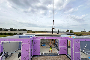  Montage der vorgefertigten Wände auf der Baustelle 