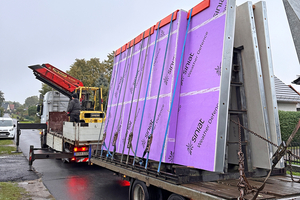  Vorgefertigte Wände werden mit dem LKW angeliefert 