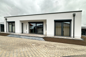  Vorderseite des fertiggestellten Bungalows 