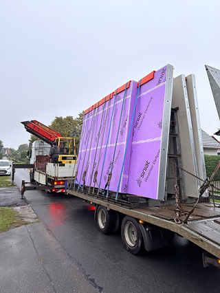 Vorgefertigte Wände werden mit dem LKW angeliefert