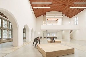  Der freie Raum zwischen Empore und Altar kann bestuhlt oder mit flexiblen Podesten für Veranstaltungen genutzt werden 