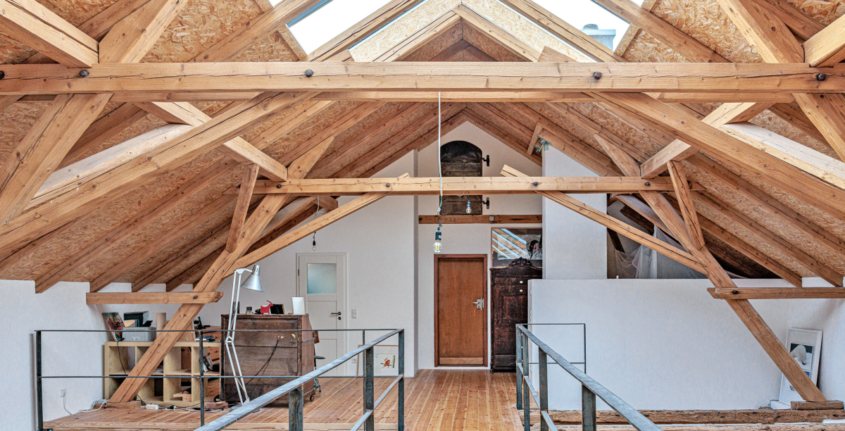 Der modernisierte ?Wohnstall? des Vierseithofs in Roßfeld: Im Obergeschoss verbindet ein Holzsteg unter der Dachverglasung die beiden an den Stirnseiten untergebrachten Schlafzimmer miteinander