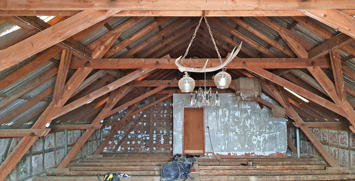 Vor der Modernisierung und dem Einbau der Firstverglasung kam kaum natürliches Licht herein