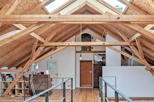  Der modernisierte ?Wohnstall? des Vierseithofs in Roßfeld: Im Obergeschoss verbindet ein Holzsteg unter der Dachverglasung die beiden an den Stirnseiten untergebrachten Schlafzimmer miteinander 
