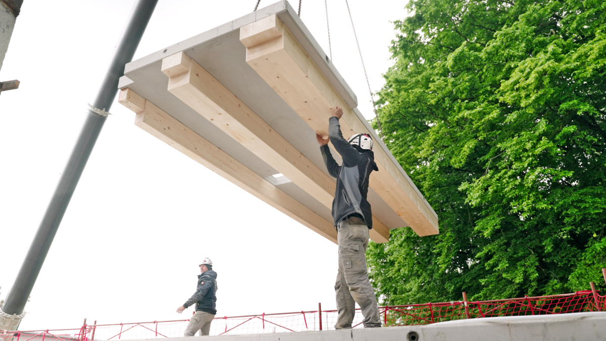 Ein HBV-Deckenelement: Unterschiedliche Dicken der Holzbalken aus der Bemessung. Variables, flexibles System. Aussparungen in der Decke für die Technische Gebäude Ausstattung (TGA)