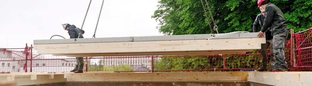 Einheben der HBV-Deckenelemente mit dem Kran. Die Elemente werden auf die Randbalken und hier in die dafür vorgesehenen Aussparungen eingehoben