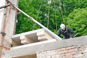  Detail Holzbalken auf Betonplatte geklebt, mit Aussparung für den Schornstein, Aussparungen für die Auflage auf dem Randbalken 
