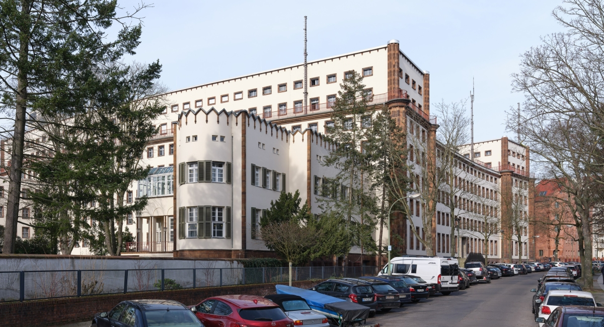 An der Fassade zeigt sich die expressionistische Gestaltung im Kontrast zu den weißen Putzflächen im Schmuck aus rotbraunen Terrakottasteinen