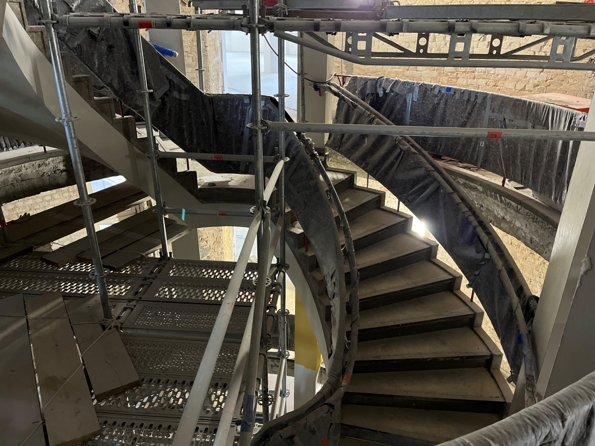 Das runde Treppenhaus nach der Schadstoffsanierung. Hier wurden die Treppengeländer komplett erneuert