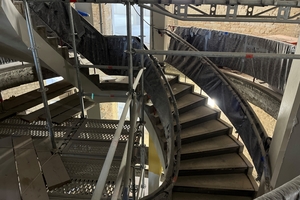  Das runde Treppenhaus nach der Schadstoffsanierung. Hier wurden die Treppengeländer komplett erneuert 