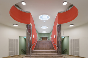  Das Treppenhaus als Foyer im Verbindungsbau. Nach unten geht es in die Kantine und nach oben in den großen Sitzungssaal 