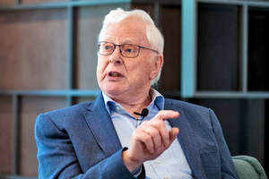  Franz Ewering (85) leitete das Unternehmen 37 Jahre lang in zweiter Generation. Im Jahr 2000 gab er die Geschäfte an Sohn Dirk ab 