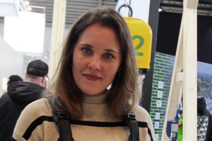  Bauingenieurin Jasmin Sellner testet  auf der Messe Bau in München ein Exoskelett, das beim Heben von schweren Gegenständen unterstützt 