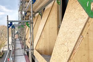  Noch Fassade oder schon Dach? Konstruktion der schrägen Fassade der beiden Obergeschosse 