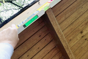  Besonders bei Überkopfarbeiten können Messwerte auf dem Display auf der schmalen Seite der Wasserwaage gut abgelesen werden 